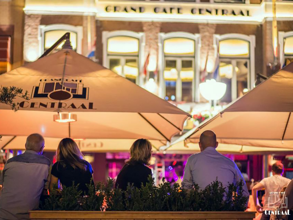 Parasols bij Grand Café Centraal met bedrukte luifels