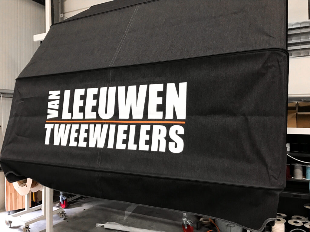 Zwarte zonneluifel met bedrukt logo van Van Leeuwen Tweewielers