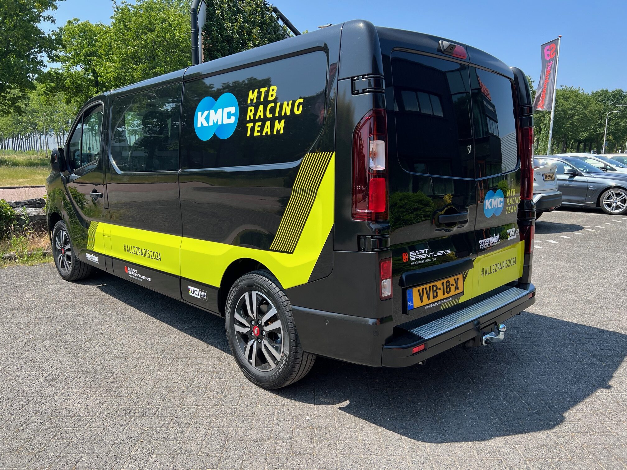 Bedrijfsbus met mountainbike-teambelettering